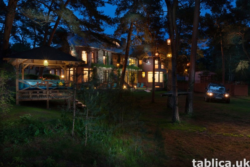 Luksusowa posiadłość z apartamentami, krytym basenem. 0