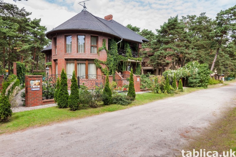 Luksusowa posiadłość z apartamentami, krytym basenem. 1